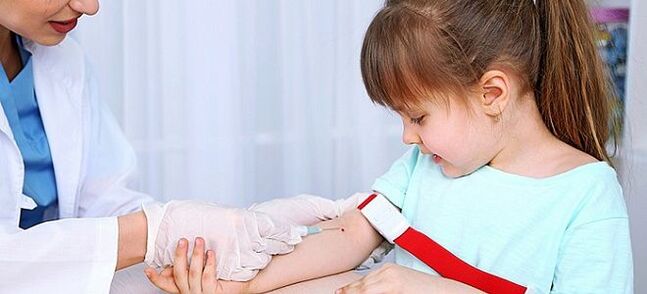 вземане на кръвни проби за анализ на червеи при дете