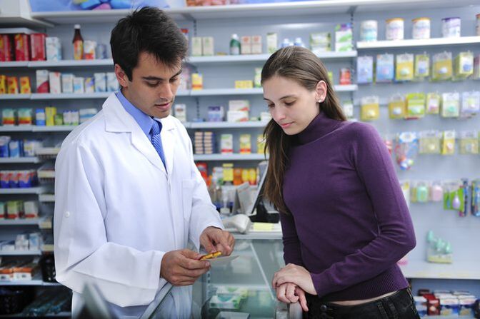 Жена купува лекарства за лечение на хелминтоза